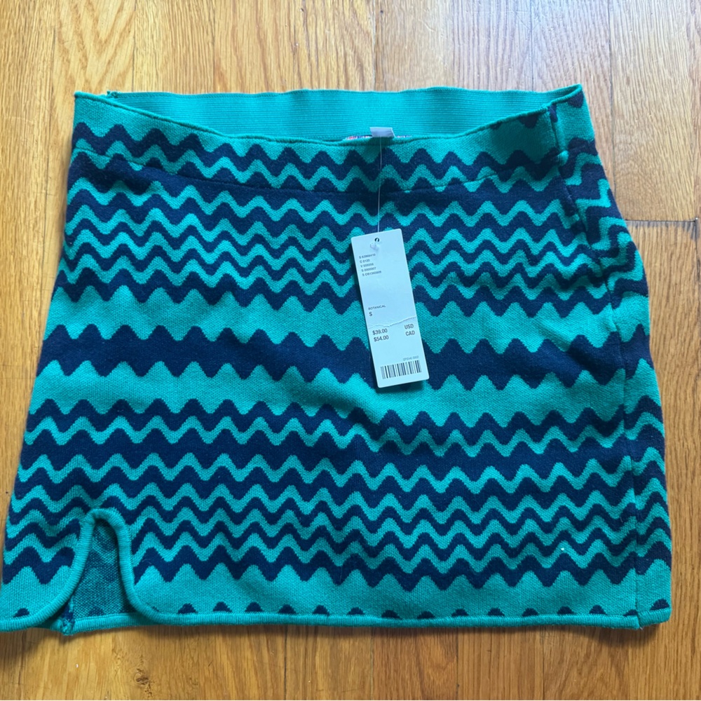 New with tags urban outfitters skirt. Great for summer and fall!